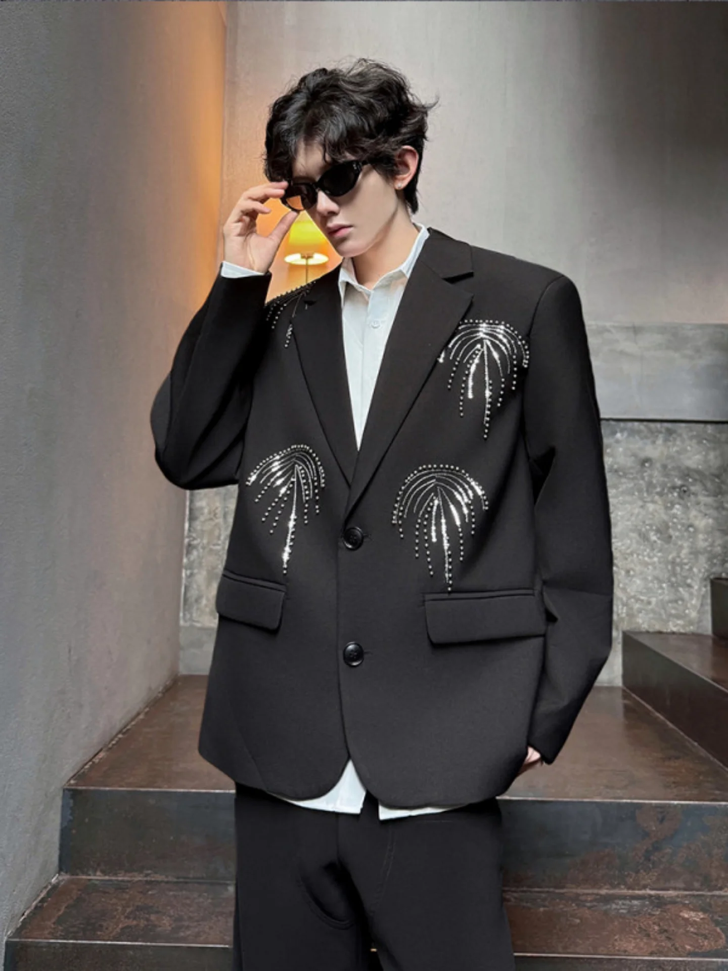 

Мужской пиджак в повседневном стиле с вышивкой и заклепками, осенний, люксовый, модный, городской, с длинным рукавом, стандартного кроя, на одной пуговице