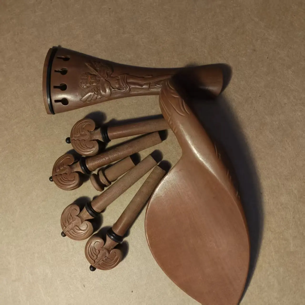 1 Set Jujube Wood Violin Parts 4/4 With 4 Carved Pegs and 1 Tailpiece 1 Chin Rest 1 End Pin - view 5