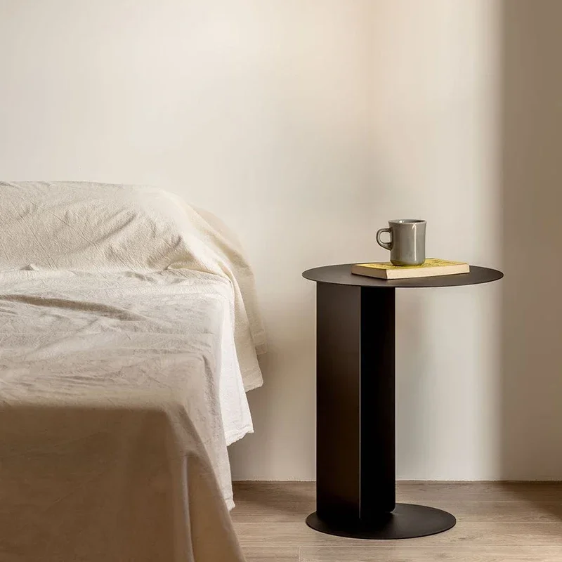 طاولة بجانب السرير، أريكة شمالية حديثة جديدة، عدد قليل من طاولات على جانب متجر شاي الحليب، حديد مطاوع على الجانب، عدد قليل من البسيط