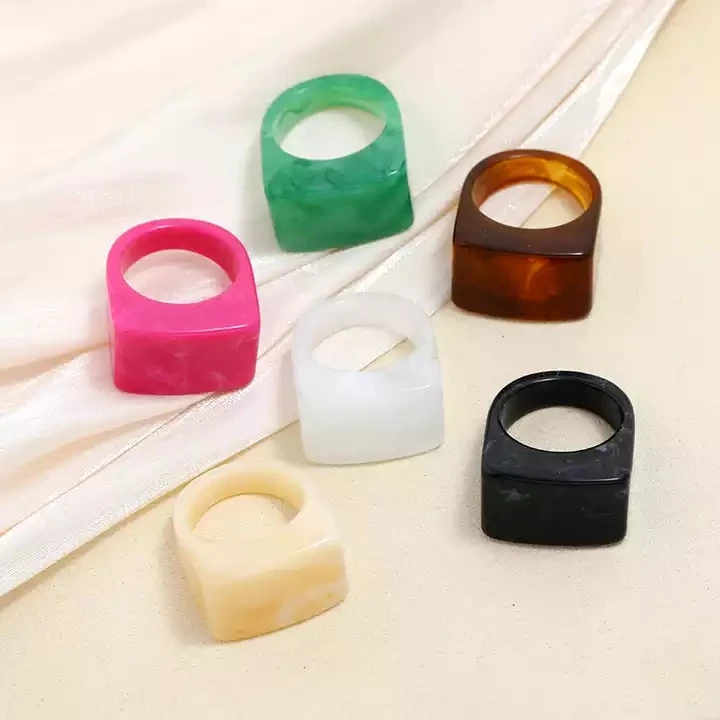 

Vintage Simple Multi Color Ring Geometric Plastic Resin Finger Ring Exaggerated Chunky Acrylic Rectangle Ring for Women