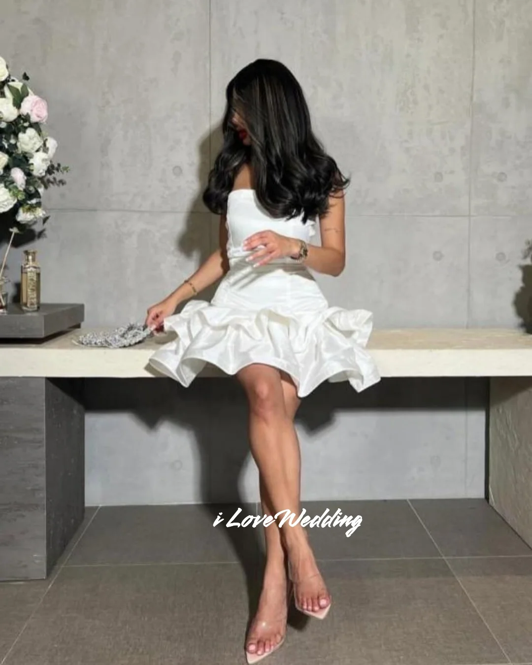 فستان أبيض بدون حمالات لحفلات العودة للوطن بدون أكمام تنورة قصيرة بدون ظهر على شكل حرف a بطول الأرض فستان حفلات أعياد الميلاد حديث مطوي حسب الطلب