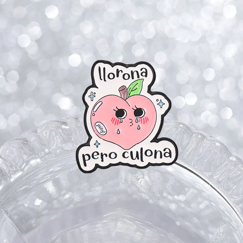 Llorona Pero Culona Crying Peach Emaille-Abzeichen, Juicy Fruit Pin, Legierungs-Brosche, Anstecknadel für Rucksack, Schmuckgeschenk für Sammler, Accessoire – Detail 5