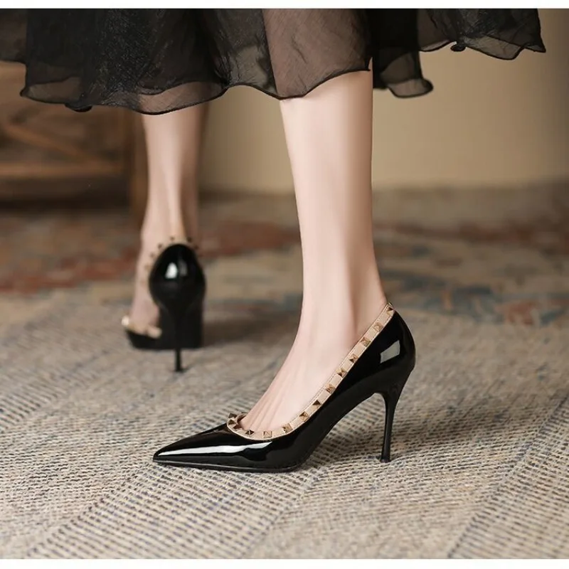 

Высокие каблуки с заклепками, новинка 2025, лаковый кожаный тонкий каблук с боковым пространством, универсальные туфли на высоком каблуке с острым точкой