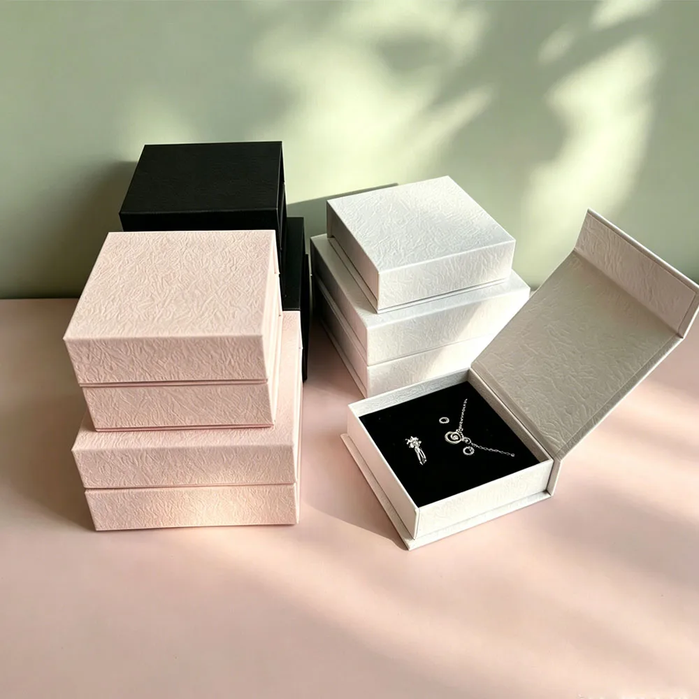 24 Stück luxuriöse 9x9x3cm Schmuck-Geschenkboxen mit Magnetverschluss für Ringe, Ohrringe, Schlüsselanhänger, Halsketten, Anhänger und Zubehör. – Detail 1