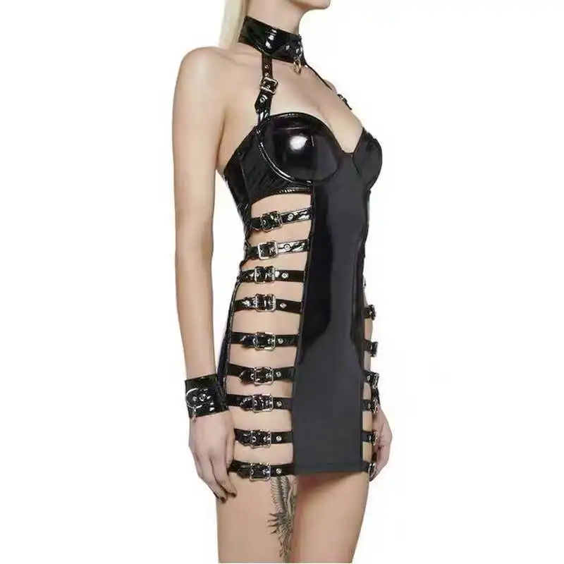 Nuovo vestito da regina in pelle verniciata scavato con collo appeso selvaggio e sexy discoteca trasparente natiche a vista vestito in pelle muslimah