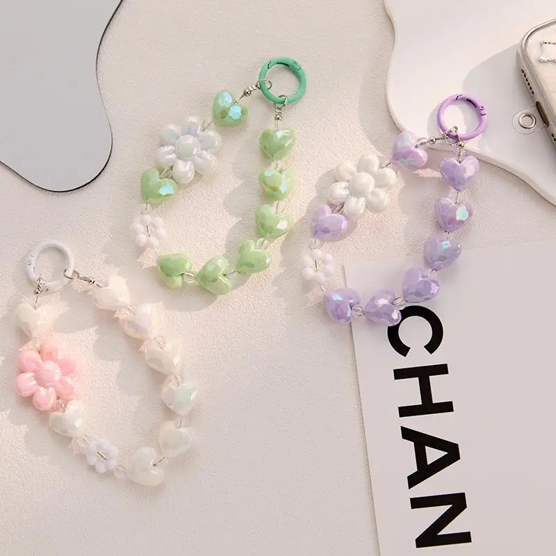 Kurzes Handgelenkseil mit buntem Blumenkettenanhänger, Anti-Verlust-Schutz, süßes Handy-Lanyard mit Blumen- und Herzperlen. – Detail 6