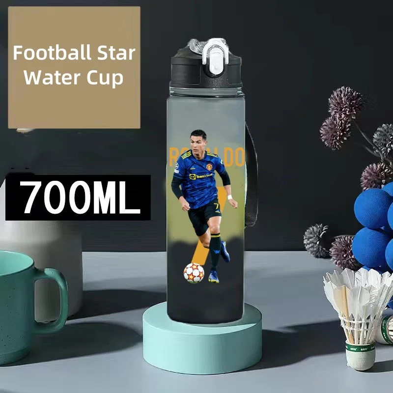 Gobelet à eau avec couvercle rabattable pour sports de plein air, bouteille portable avec paille, football star de la tica, Messi Ronaldo Kylian Mbappe Neymar, 700ml