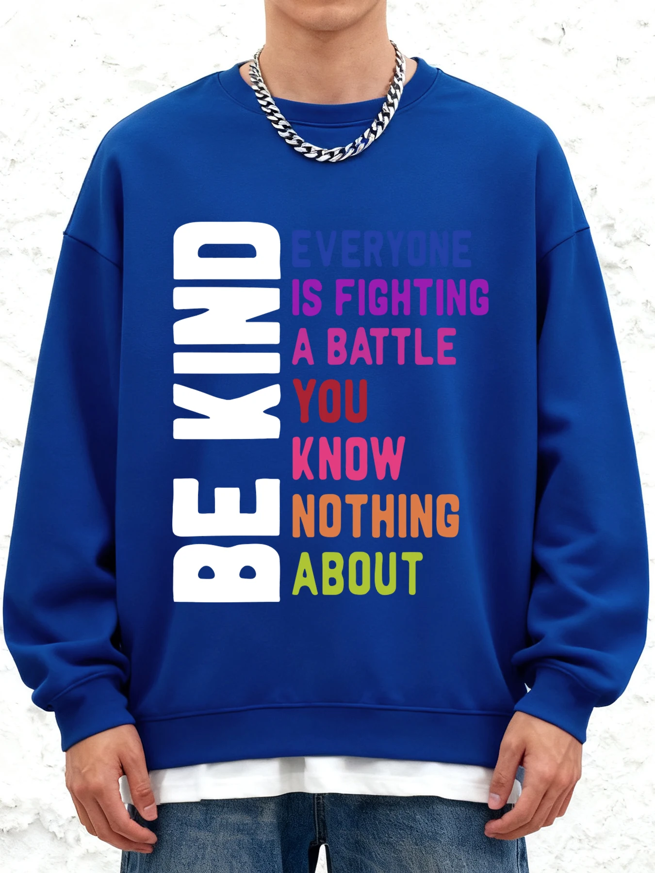 كن لطيفًا ملونًا بنمط حروف فنية ملابس الشارع الشهير للرجال بياقة دائرية سترة غير رسمية للخريف بلوفر كبير الحجم ملابس عصرية للركض