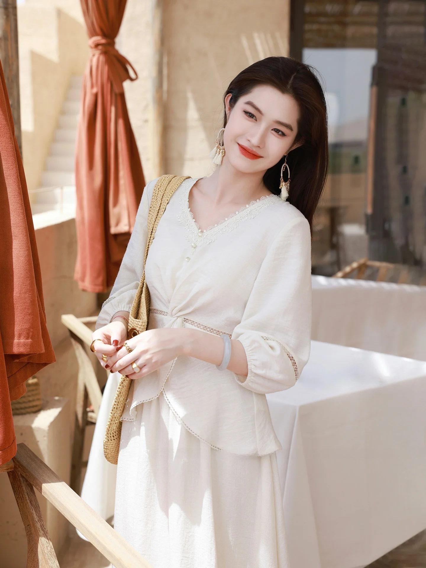 

Женский летний комплект Lingxian Zhihe Baihe: топ с V-образным вырезом и вышивкой, юбка с завышенной талией, цветочный кружевной узор