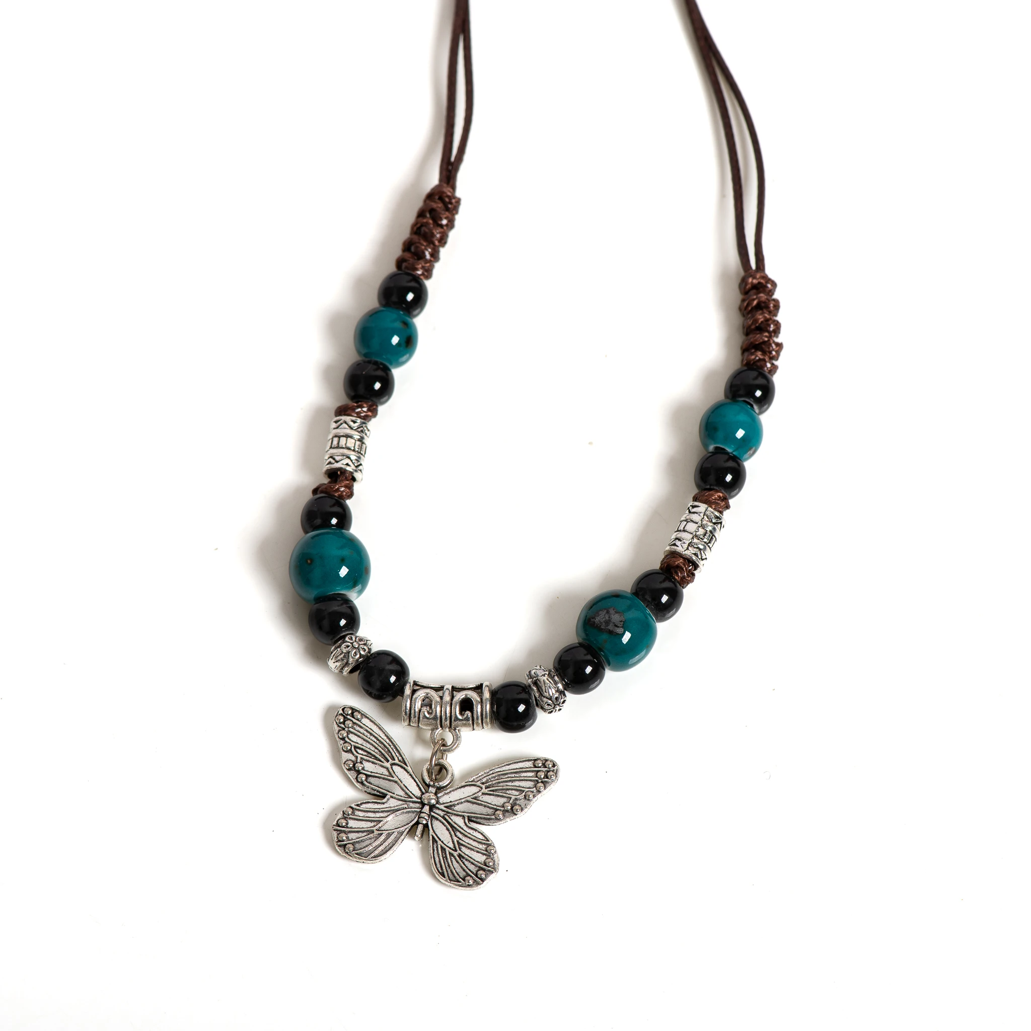 Handgefertigte Halskette aus Keramikperlen mit Schmetterlingsanhänger, naturinspirierter, verstellbarer Boho-Schmuck für Damen S 001193