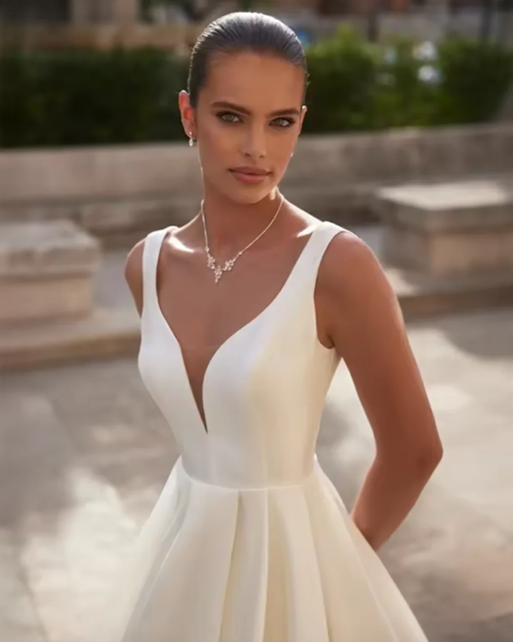 シンプルなサテンのウェディングドレス V ネックプリーツ A ラインバックレスビーチ花嫁プロムパーティードレスエレガントなブライダルドレス女性のためのカスタマイズ