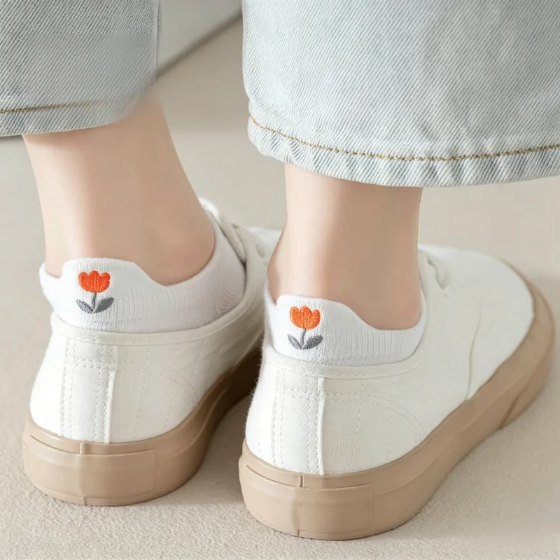 5 paires de chaussettes courtes blanches brodées pour femmes, fines, au design Kawaii, mignonnes, basses, invisibles, style bateau, pour étudiantes