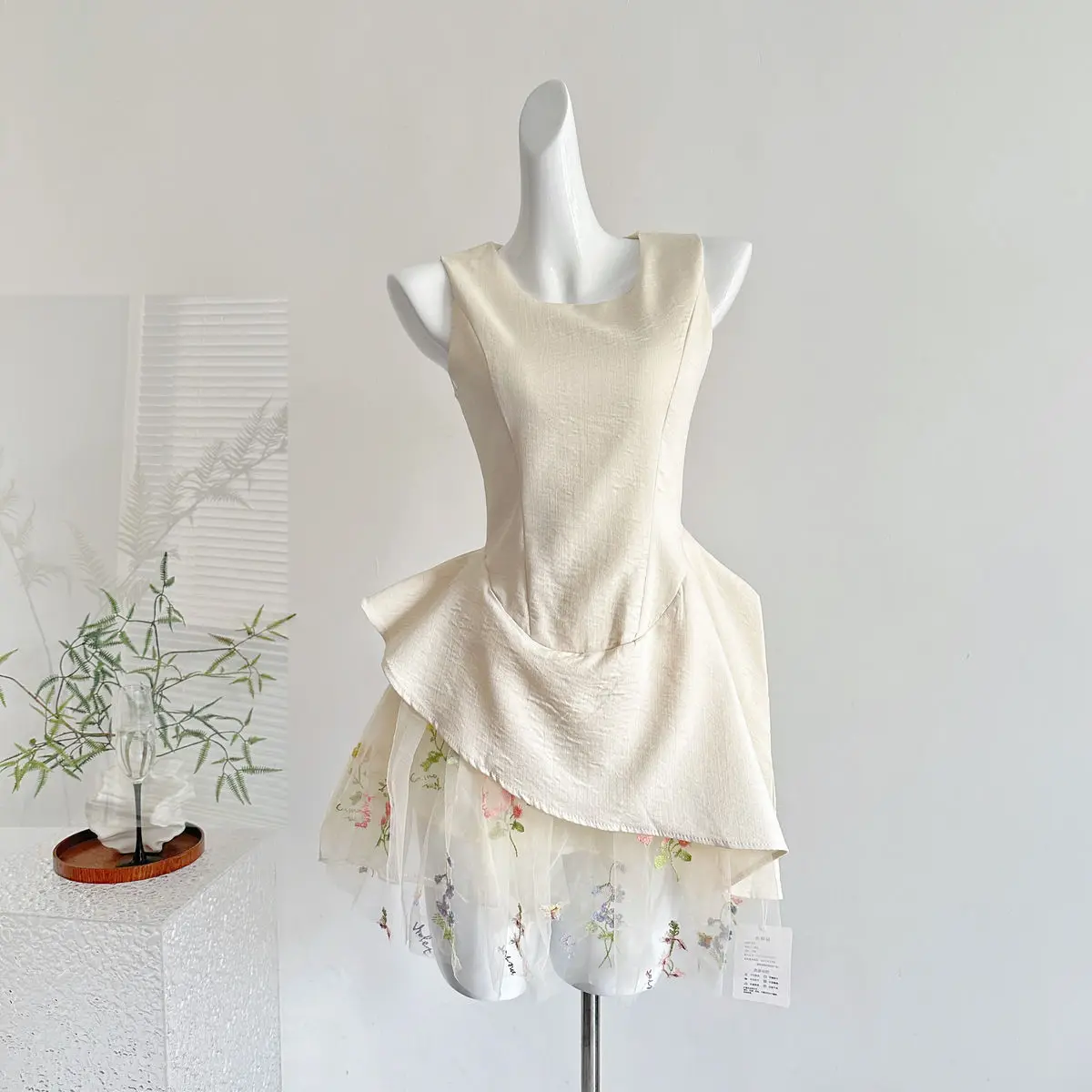 

White temperament ballet style tutu skirt waist slim and thin irregular hem sleeveless vest skirt