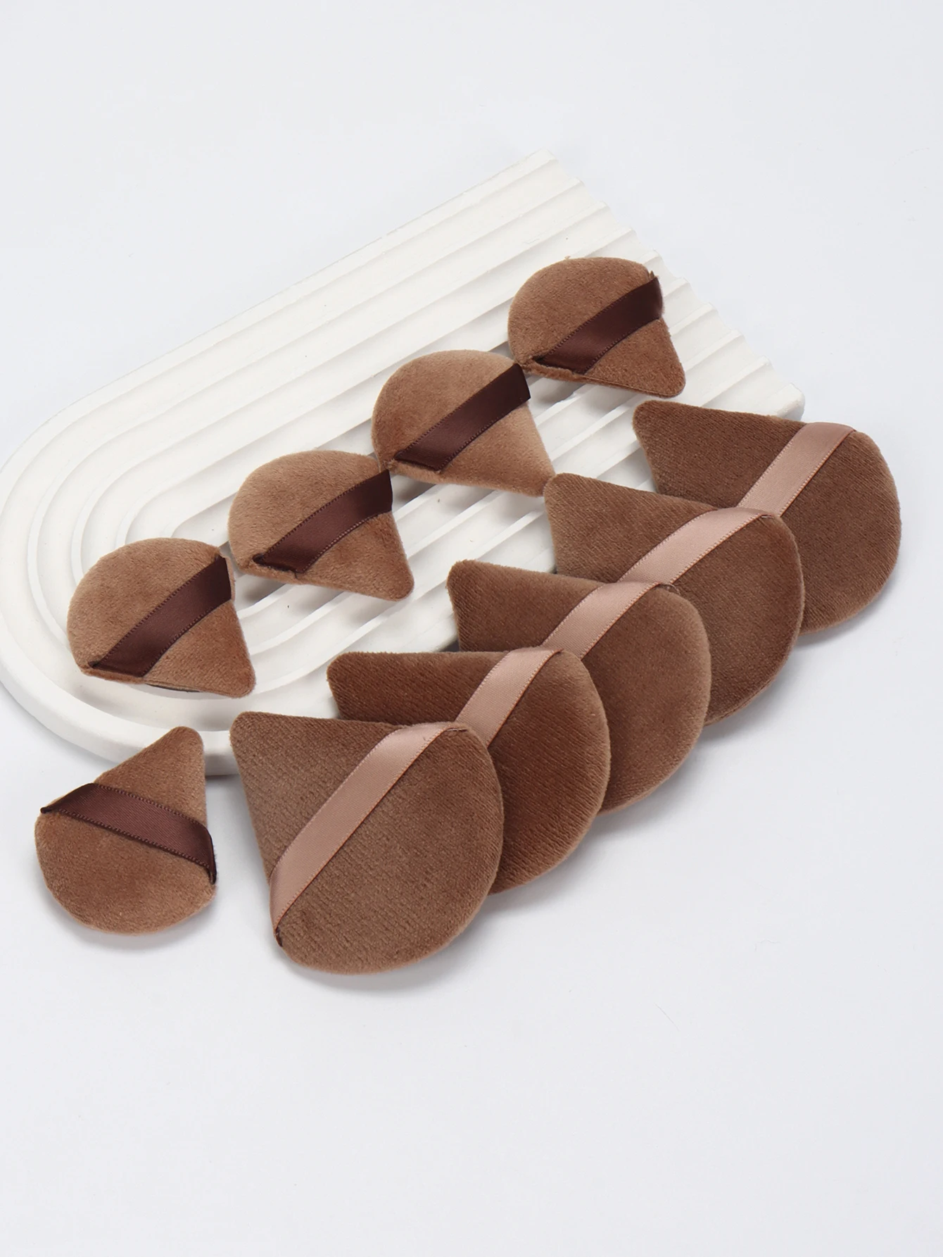 50 個の大きな三角形パウダーパフ + 50 個のミニ三角形パウダーパフ、メイクアップセット、均一なメイクアップを実現します。