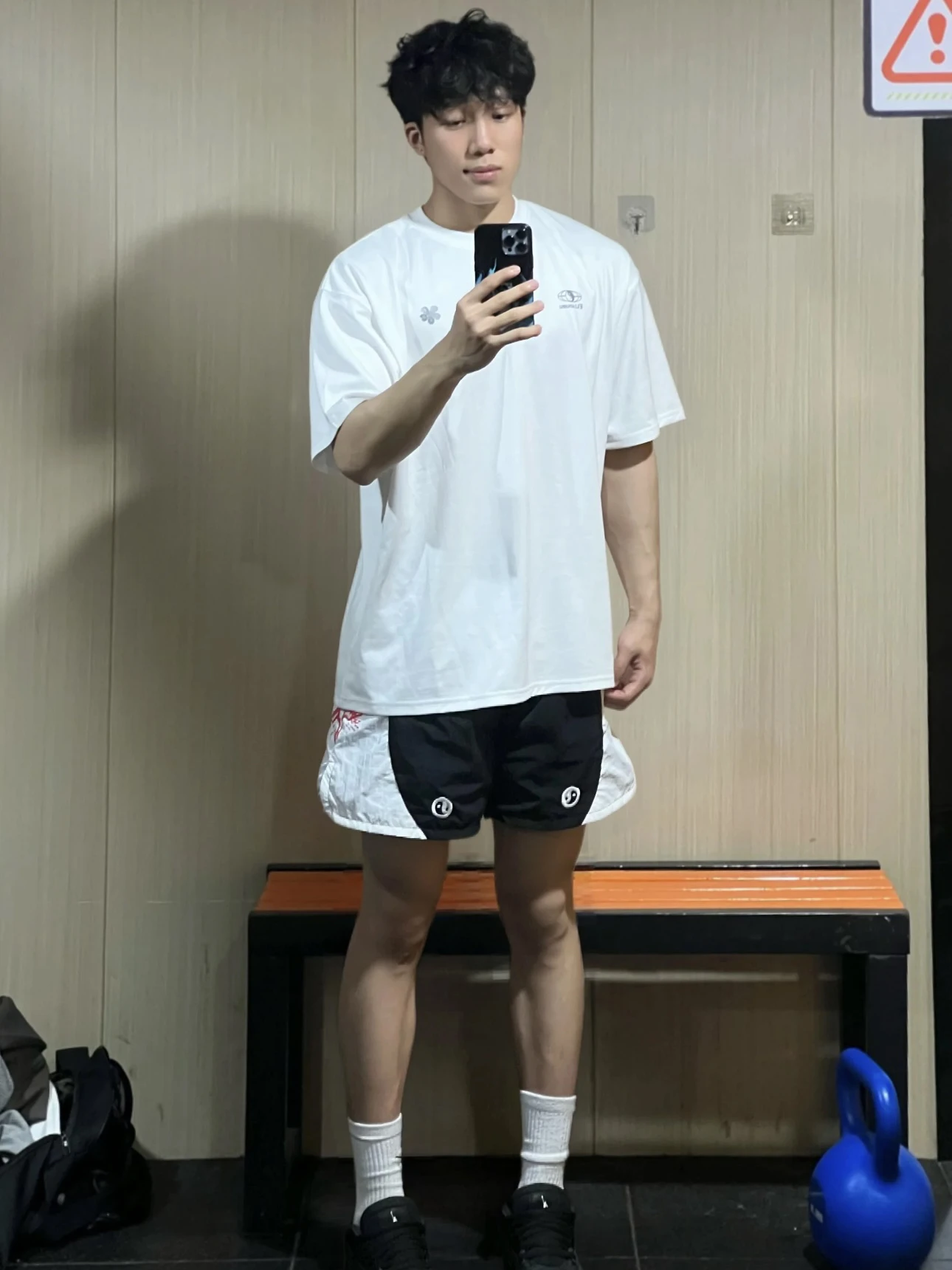 태극권 시리즈 컬러 블록 피트니스 스포츠 남성용 느슨한 무릎 길이 캐주얼 바지 젊은 에너지 스타일 짧은 스트레이트 튜브