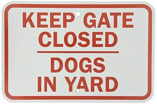 Keep Gate Closed Dogs in Yard Red; Weißes Blechschild