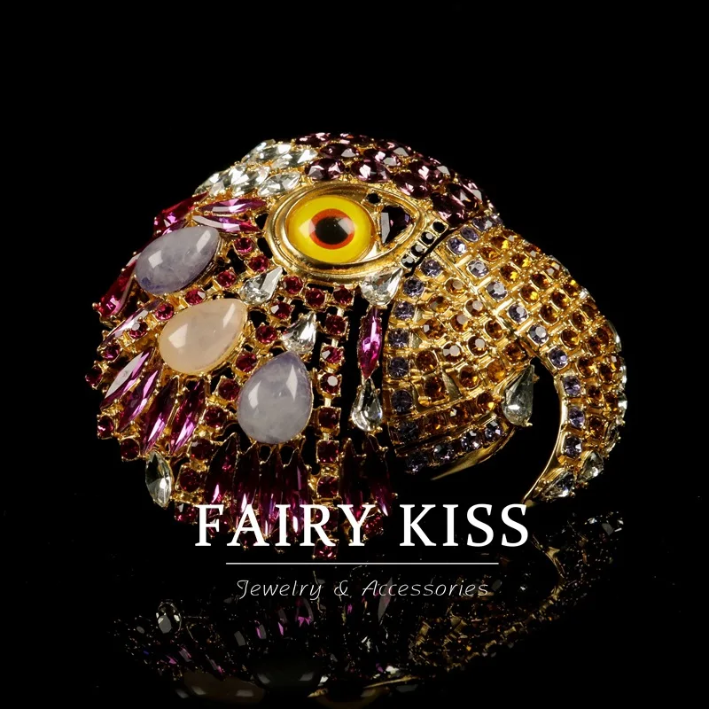 heavy industry parrot brooch studded colored diamonds elegant luxurious exquisite brooch