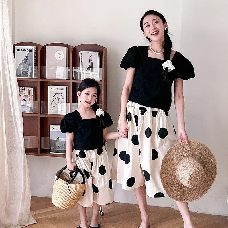 

2024 Mom and Daughter Equal Vacation Outfits Blouse Pants Tow Piece Sets Korean Mother and Girl Baby Mommy and Me Matching