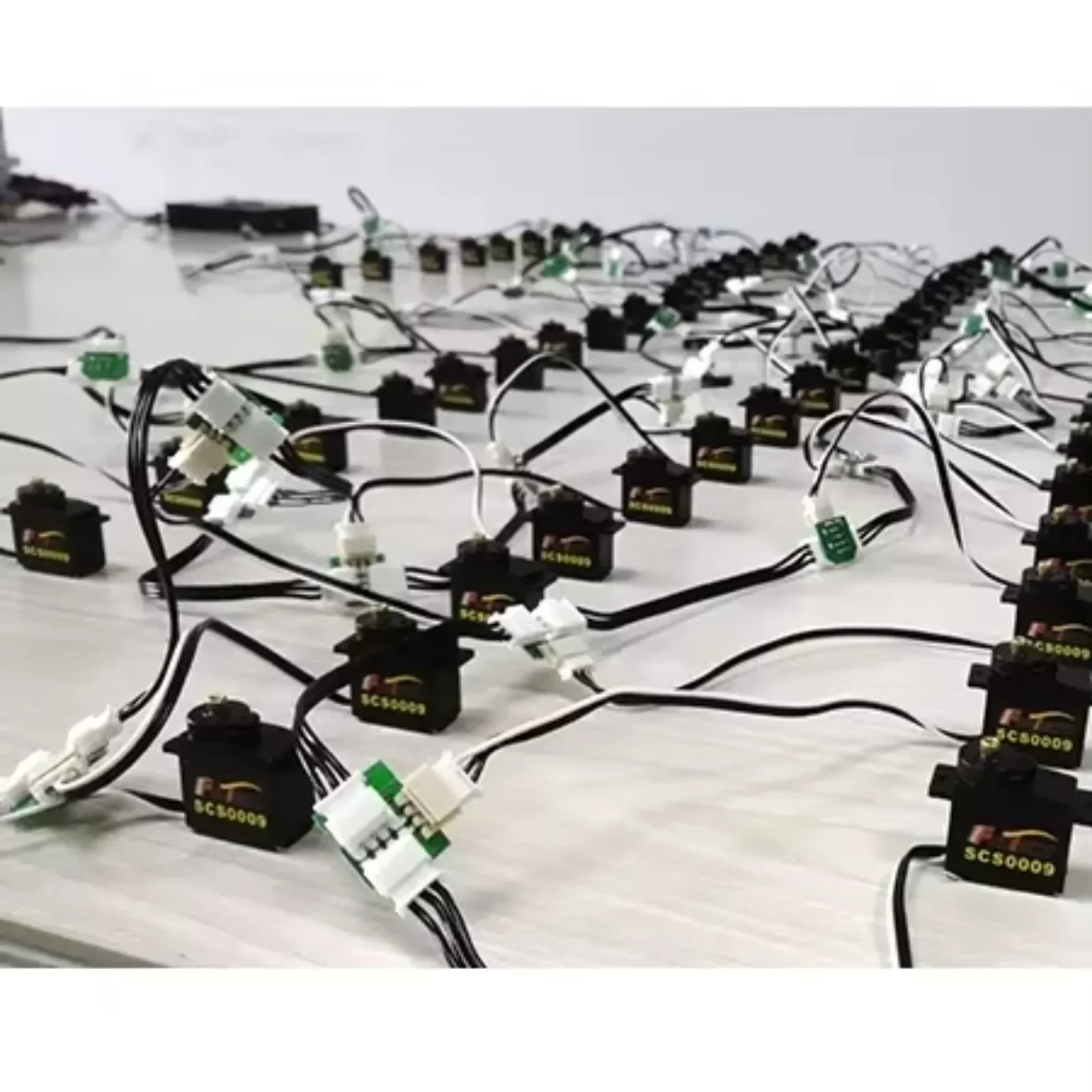 1/2/4 szt. Feetech SCS009 2.3kg.cm 9g Mikro Serwo Lekkie Mini Serwo z Metalowymi Przekładniami Silnik do Samochodów RC Helikopterów/Robotów/STEAM