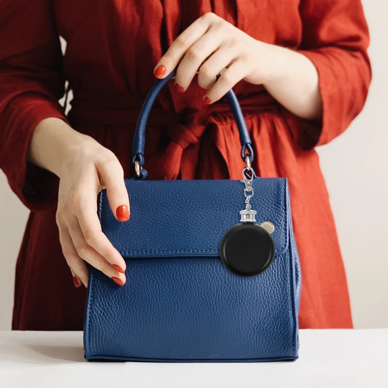 

Stainless Steel Mini Round Hip Flask Portable Pocket Outdoor Camping Travel Keychain Liquor Bottle Mini Flask Drinking Flasks