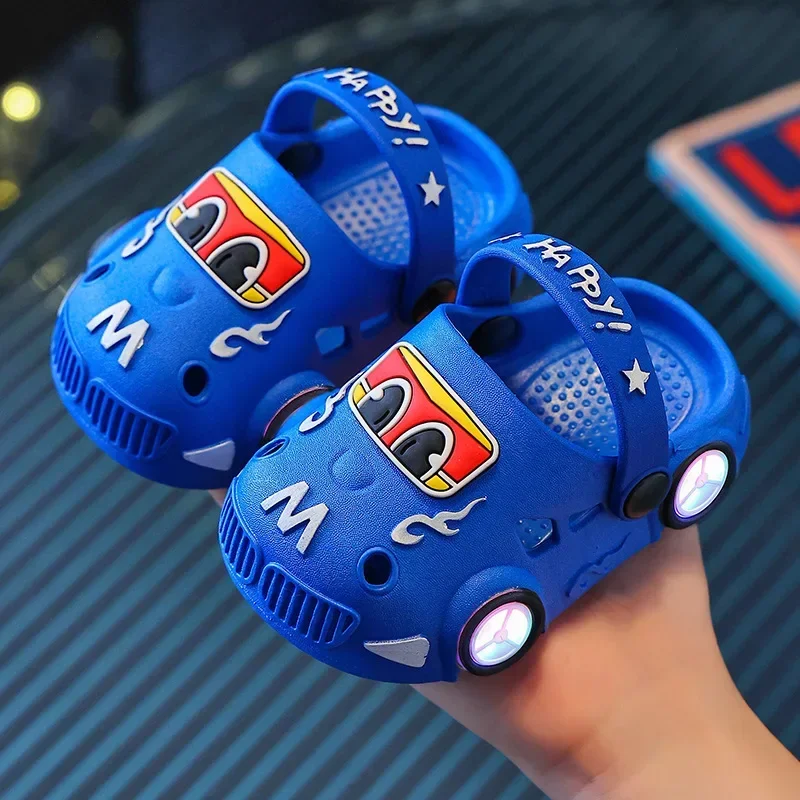 Chinelos infantis 2025 verão novos meninos rodas em forma de carro iluminará anti deslizamento fundo macio chinelos de praia do bebê