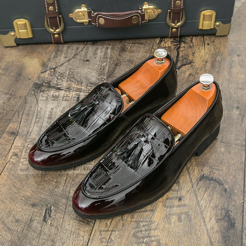 

Fashion Brand Tassel Banquet Leather Shoe British Style Retro Set Feet Pointed Toe Men Comfortable Patent Leather Casual Loafers