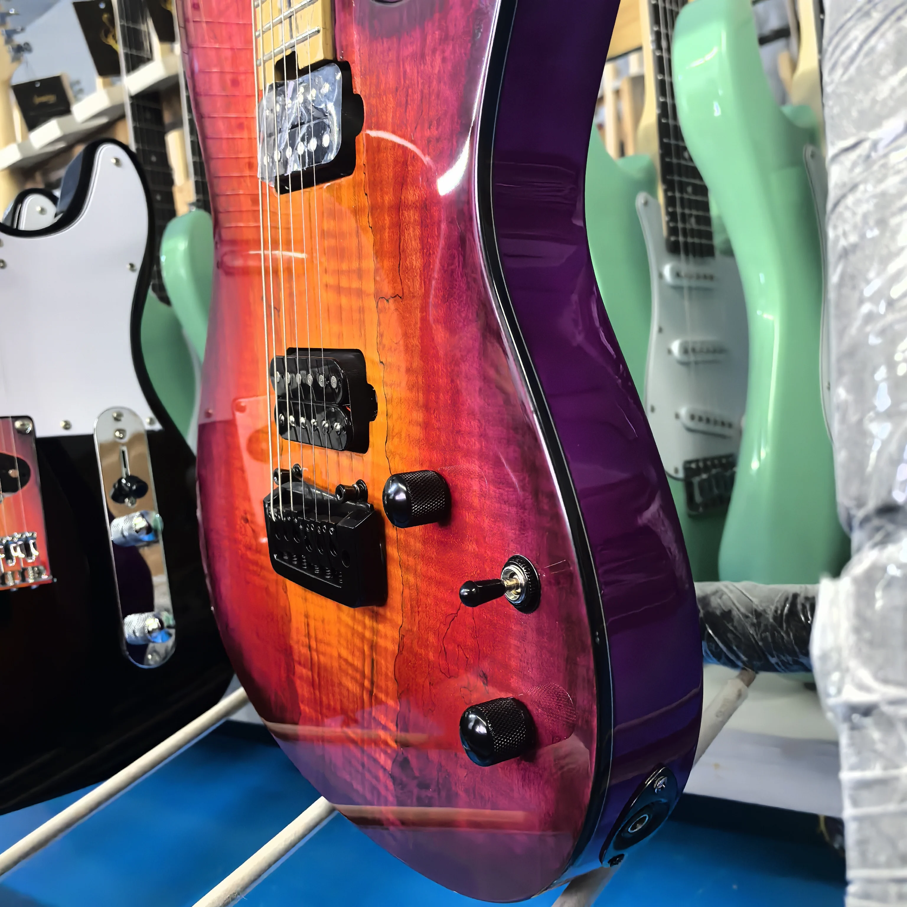 قطعة واحدة TL: جسم الماهوجني، لوحة أصابع من خشب الأبنوس، مفصل رقبة من قطعة واحدة، غراب رأس مستدير، التقاطات عالية الجودة