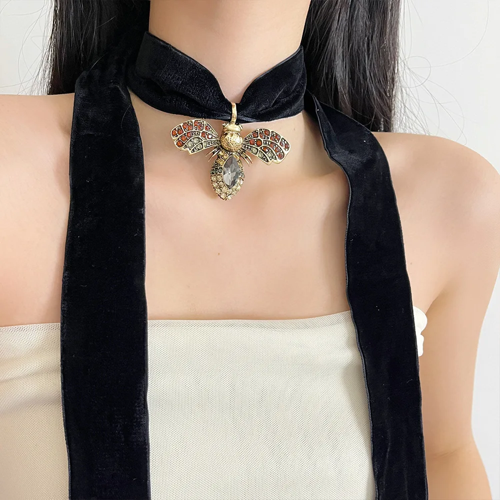 Vintage Crystal Bee Pendant Long Black Velvet Necklace for Women Girls Autumn Winter Sweater Chain Fashion Accessories Jewelry
