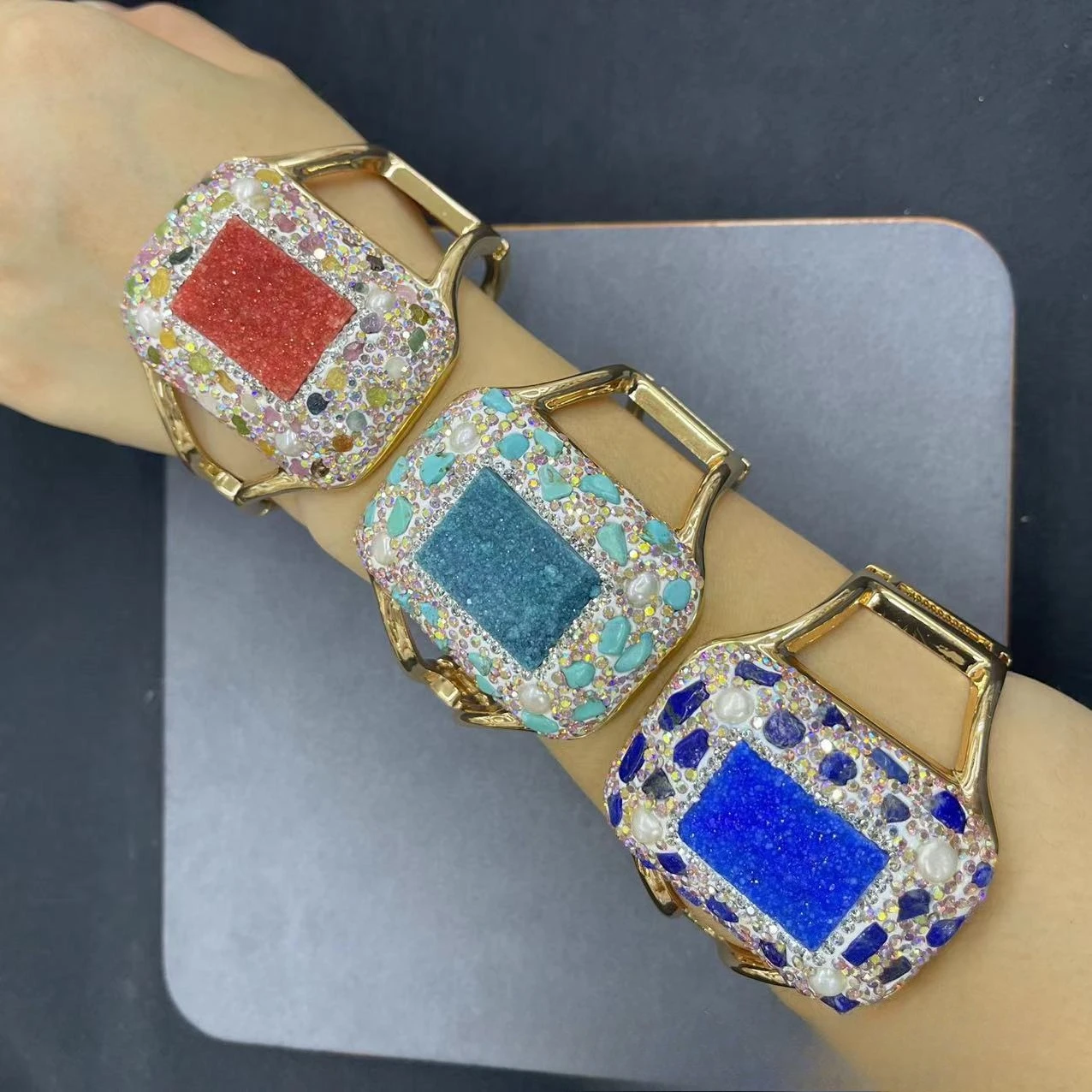 

Natural agate crystal teeth inlaid with natural small gravel color-retaining large bracelet popular in Europe and America export
