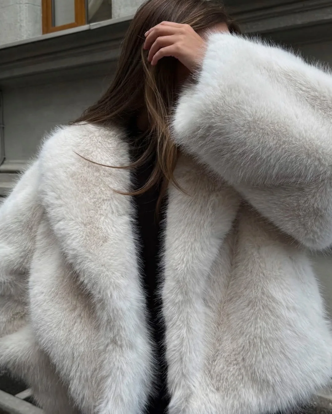 Ropa de diseñador de lujo para mujer, chaqueta de piel sintética esponjosa de manga larga, abrigo de piel de invierno para mujer, abrigo recortado de piel de zorro sintética negra para mujer