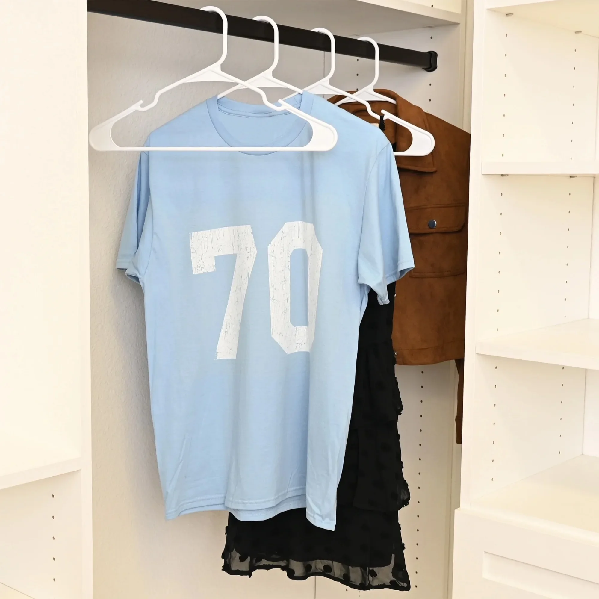 الشماعات البلاستيكية المحززة للبالغين، لا حاجة لطي الملابس، توفر مساحة التخزين إلى أعظم امتداد