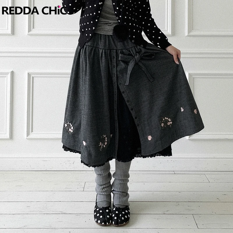 REDDACHiC Kawaii Spódnica Jeansowa Damska z Kokardą, Haftowane Kwiaty, Zapinana na Guziki, Elastyczna Talia, Długa Spódnica w Stylu Mori, Do Noszenia na Co Dzień
