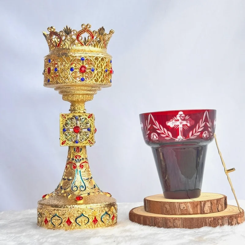 Calice liturgique orthodoxe byzantin plaqué or avec émail et pierres rouges pour la communion en église, l'autel domestique, la prière et la dévotion chrétienne