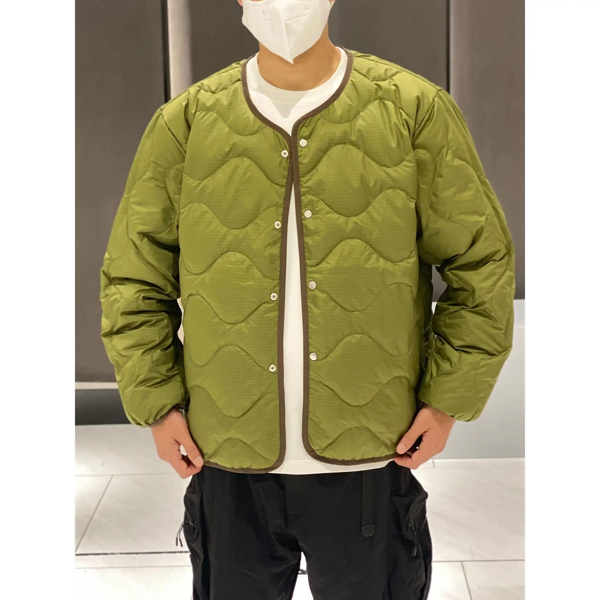 ترتدي سترة بطانة معينية مقاومة للماء على كلا الجانبين نانامي