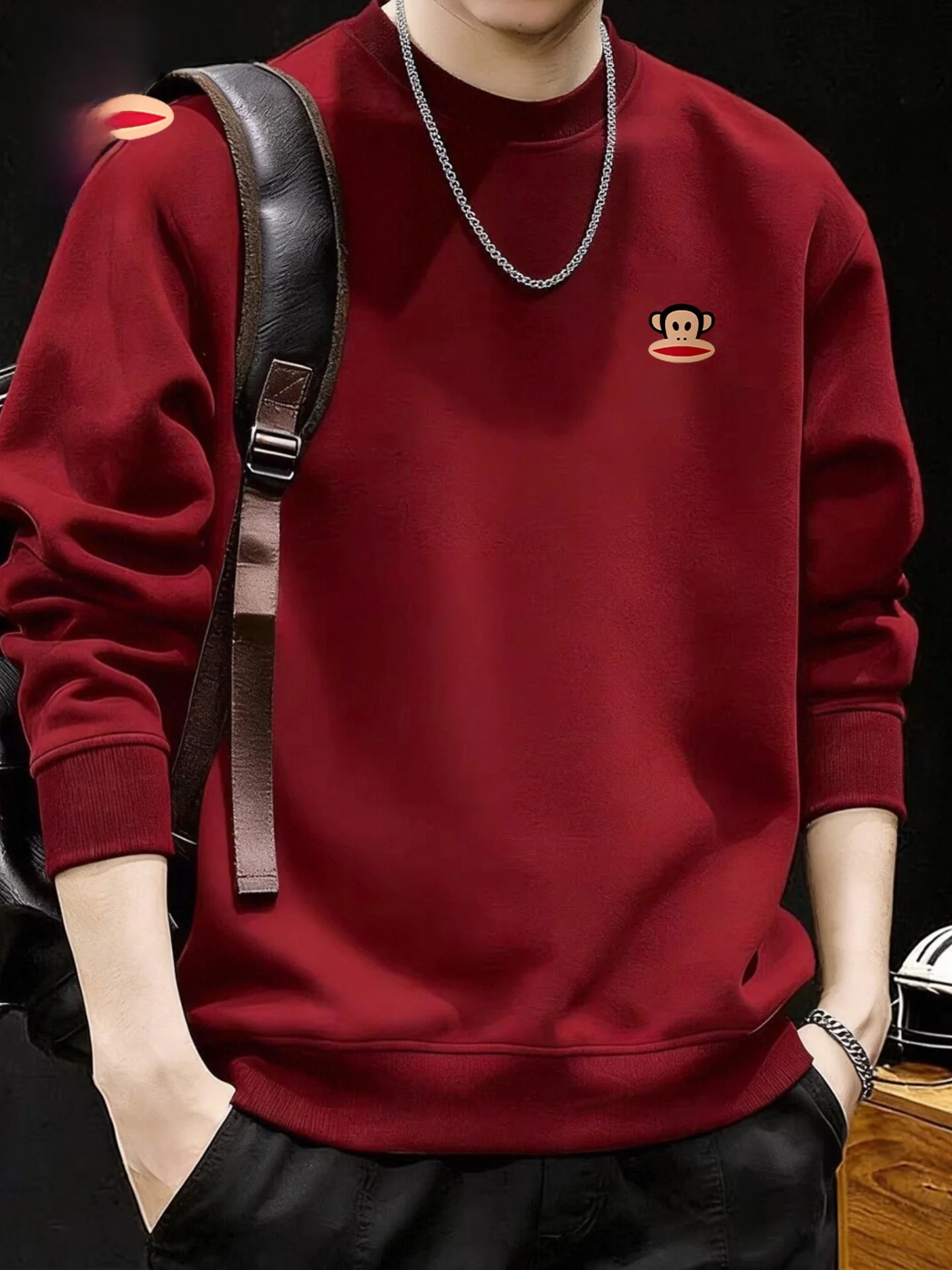 

Красная толстовка на 2026 год Китайского зодиакального календаря (Год Обезьяны) с утепленной подкладкой из овечьего бархата, парная модель с длинными рукавами.