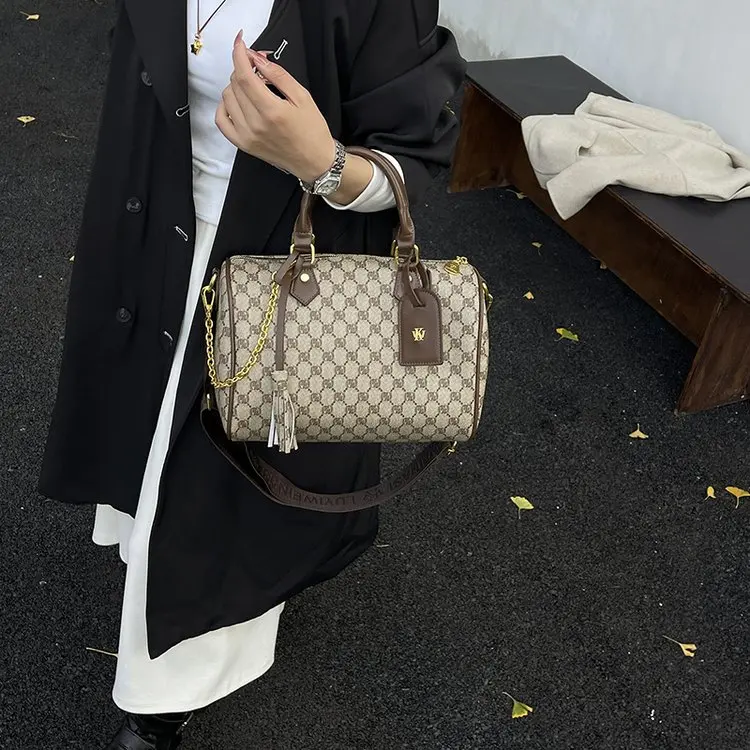 

Премиальная минималистичная сумка, структурированная, с надежной застежкой, с регулируемым ремнем для ношения на плече и через плечо, незаменимая вещь на каждый день.