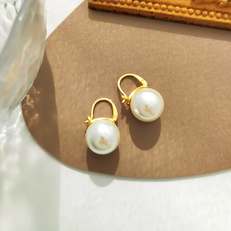 Imitation glass pearl earrings fashionable and simple ladies exquisite high-gloss beads retro female accessories 2024