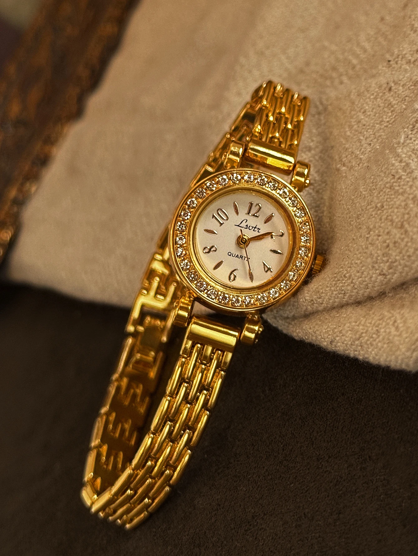1 Piece of New French-Style Retro Watch with Rhinestone Inlays, Gold Color, Exquisite and Compact, Mini-Sized Women's Watch, Fashionable, Simple, Luxurious, Elegant, Waterproof, Women's Bracelet Watch, Quartz Watch, Suitable for Daily Wear, Dinner Parties, and Other Occasions to Enhance Your Wrist Appearance