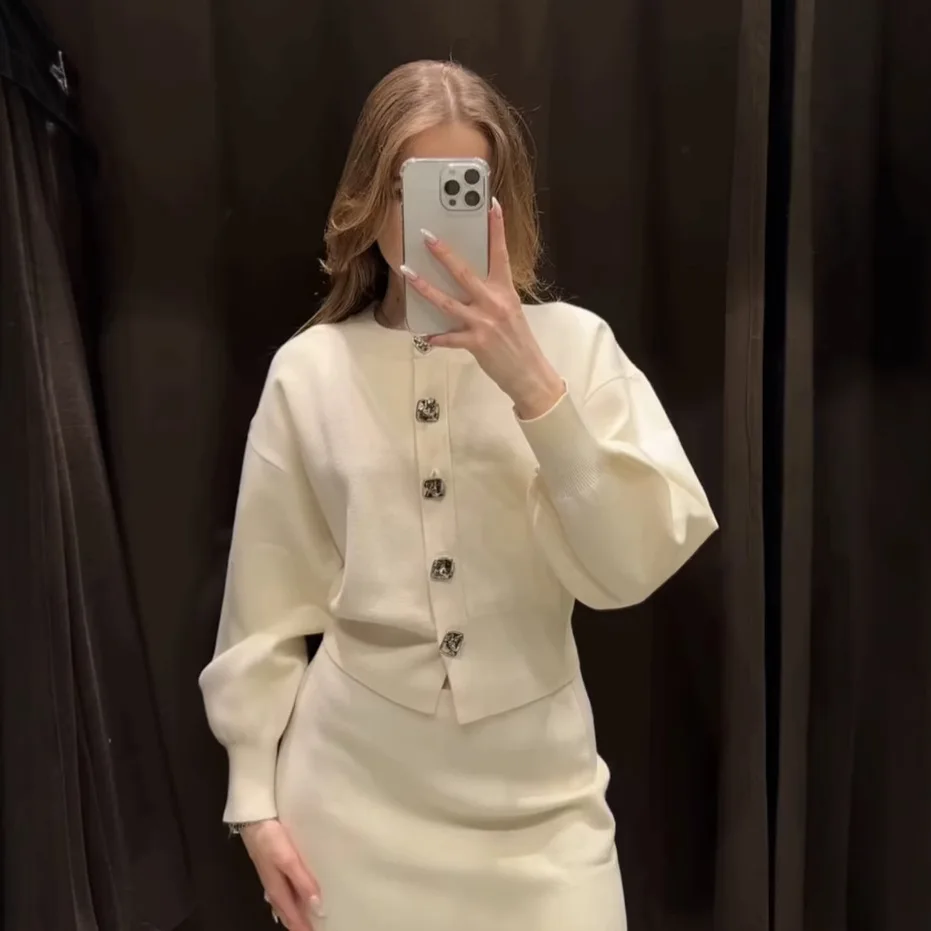 

Women's Spring 2025 New Flower Button Embellished Knitted Cardigan Skirt Set
