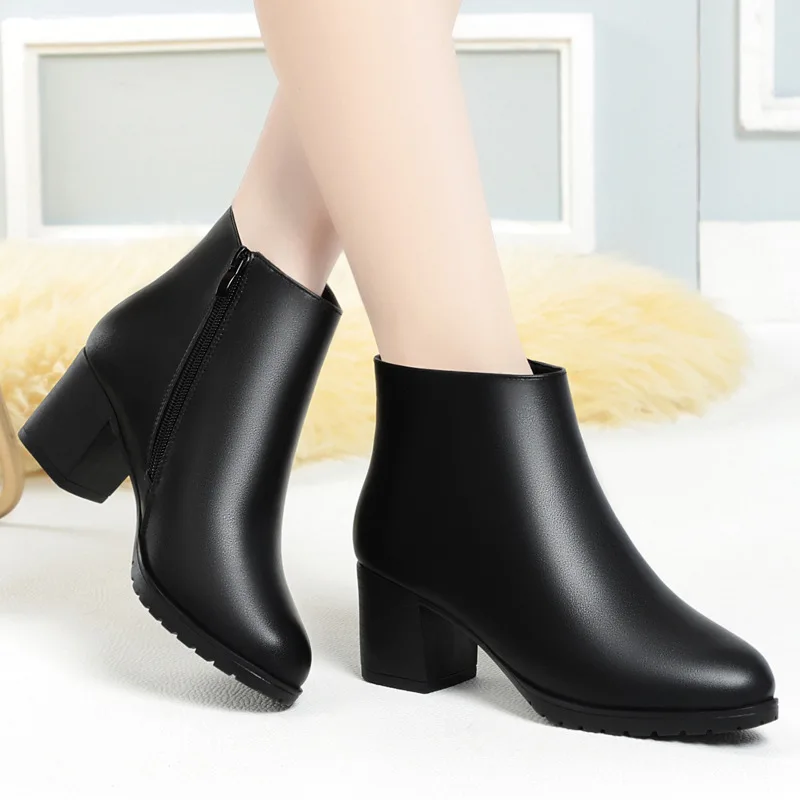 المرأة قصيرة التمهيد عالية الكعب 2025 الخريف جديد جلد طبيعي الصوف مبطن النساء حذاء من الجلد حجم كبير عدم الانزلاق الجوارب النسائية