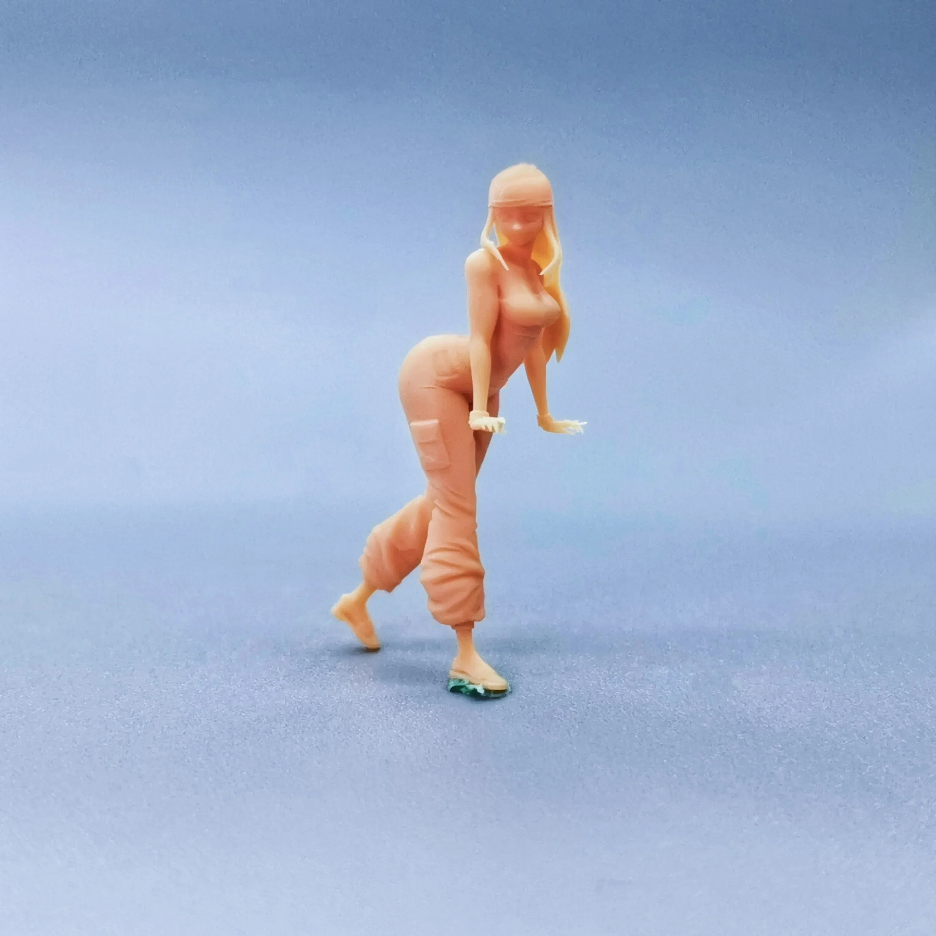 1/64 1/43 Figurine Modello in Scala Tavolo in Resina Ragazza Miniature Non Colorate Diorama Dipinto a Mano C006