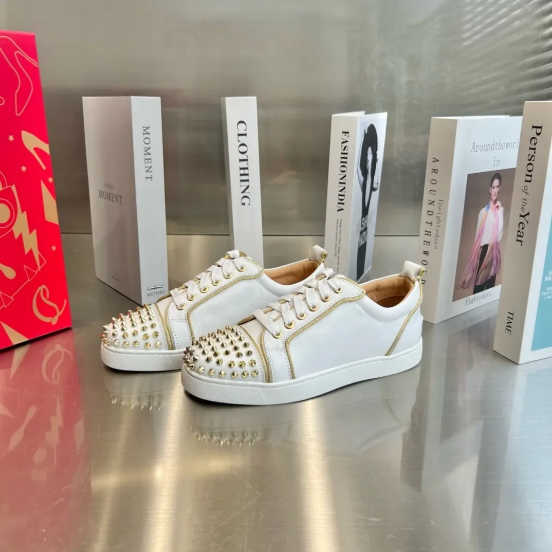 

New Luxury Casual Skate Shoes Male Flat Trainers Lace Up White Leather Low Top Sneakers Men with Spikes Toe Red Bottoms