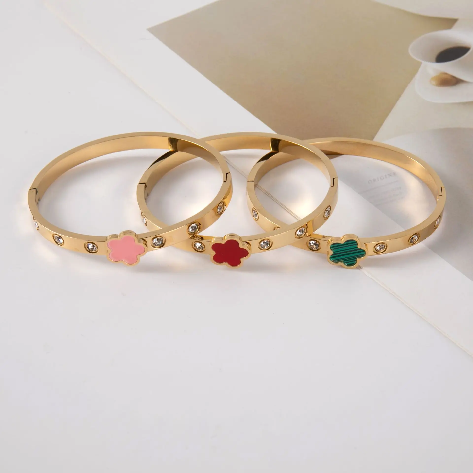 قطعتان من رقائق Cinquefoil الأنيقة + Cinquefoil مع سوار الزركونيا من الفولاذ المقاوم للصدأ لا يبهت ومناسب للارتداء اليومي