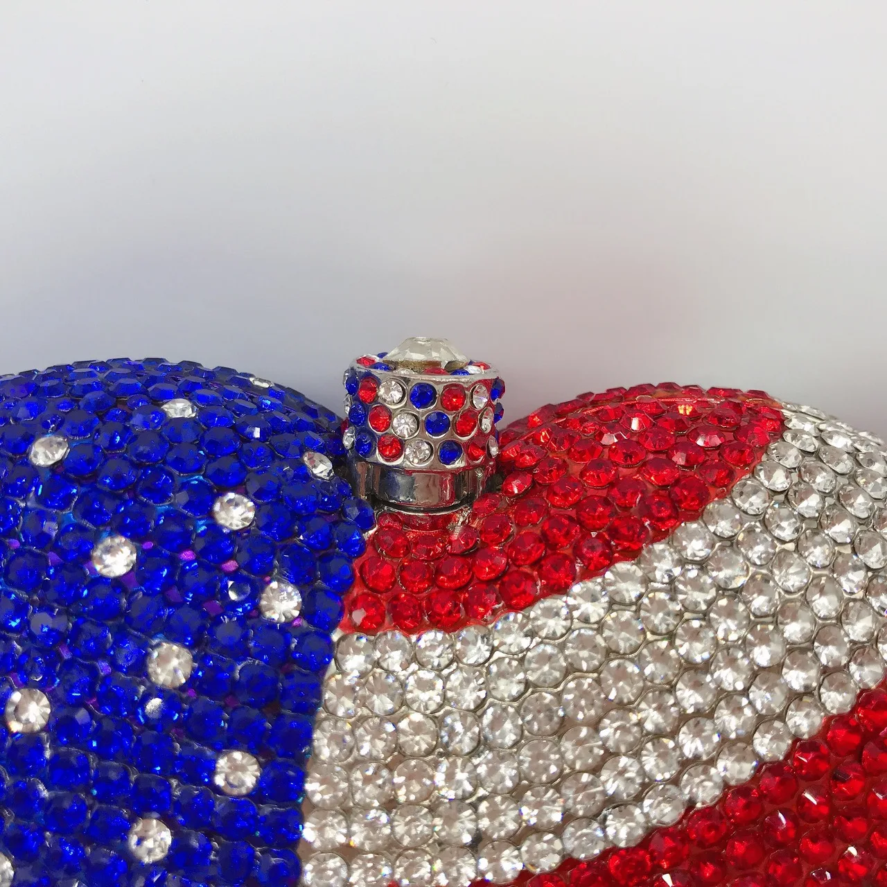 العلم شكل قلب كريستال المرأة مساء مخلب الزفاف المحافظ أبيض/أزرق/أحمر حجر الراين حقائب سيدة حفلة عشاء براثن