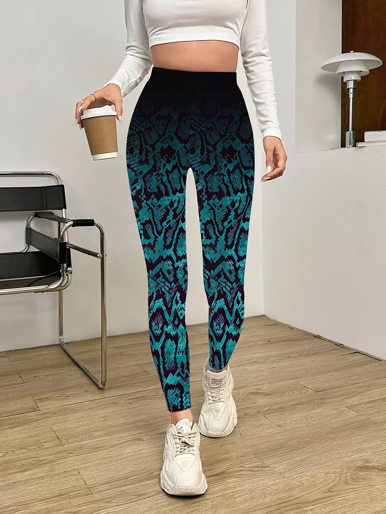 

Women's gradient print leggings, made of a polyester and spandex blend, perfect for autumn and winter wear.