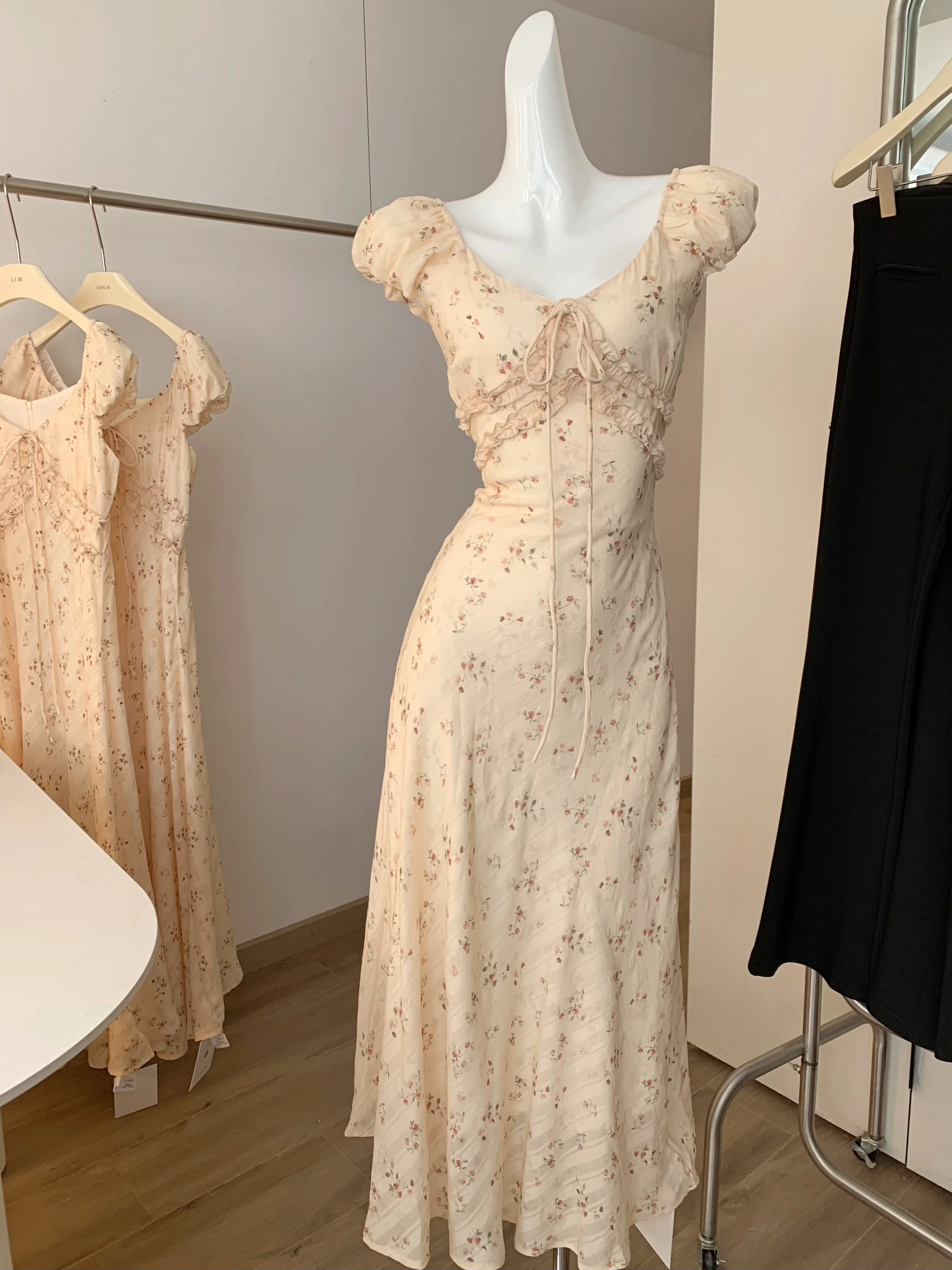 

2025 Summer New Yellow Floral Dress - French Style Slim Fit Bodycon Midi Dress for Women, Sexy V-Neck Short Sleeve Sundress