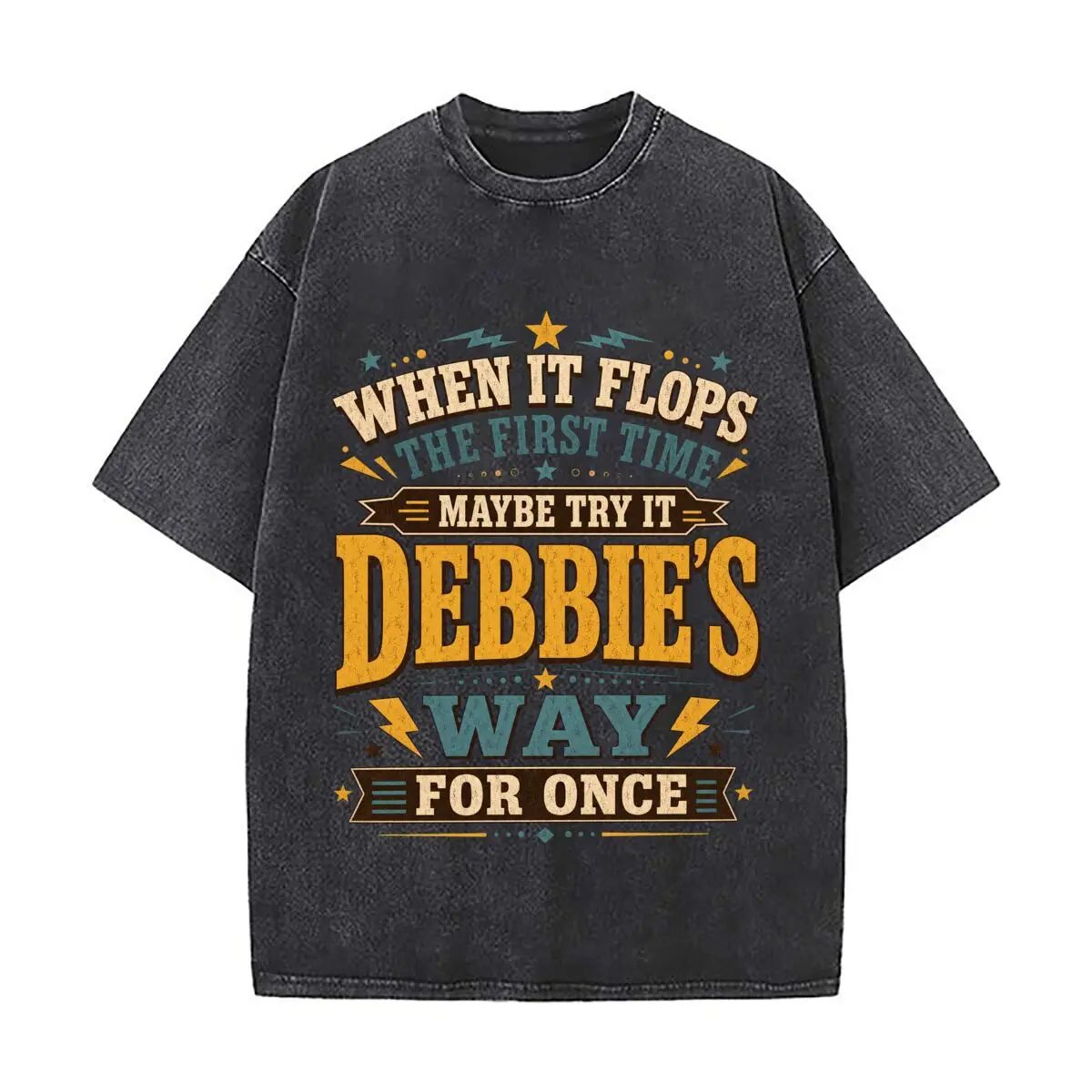 Hauts streetwear amples et délavés style rétro avec citation 'Stubborn Debbie' pour les sorties au parc