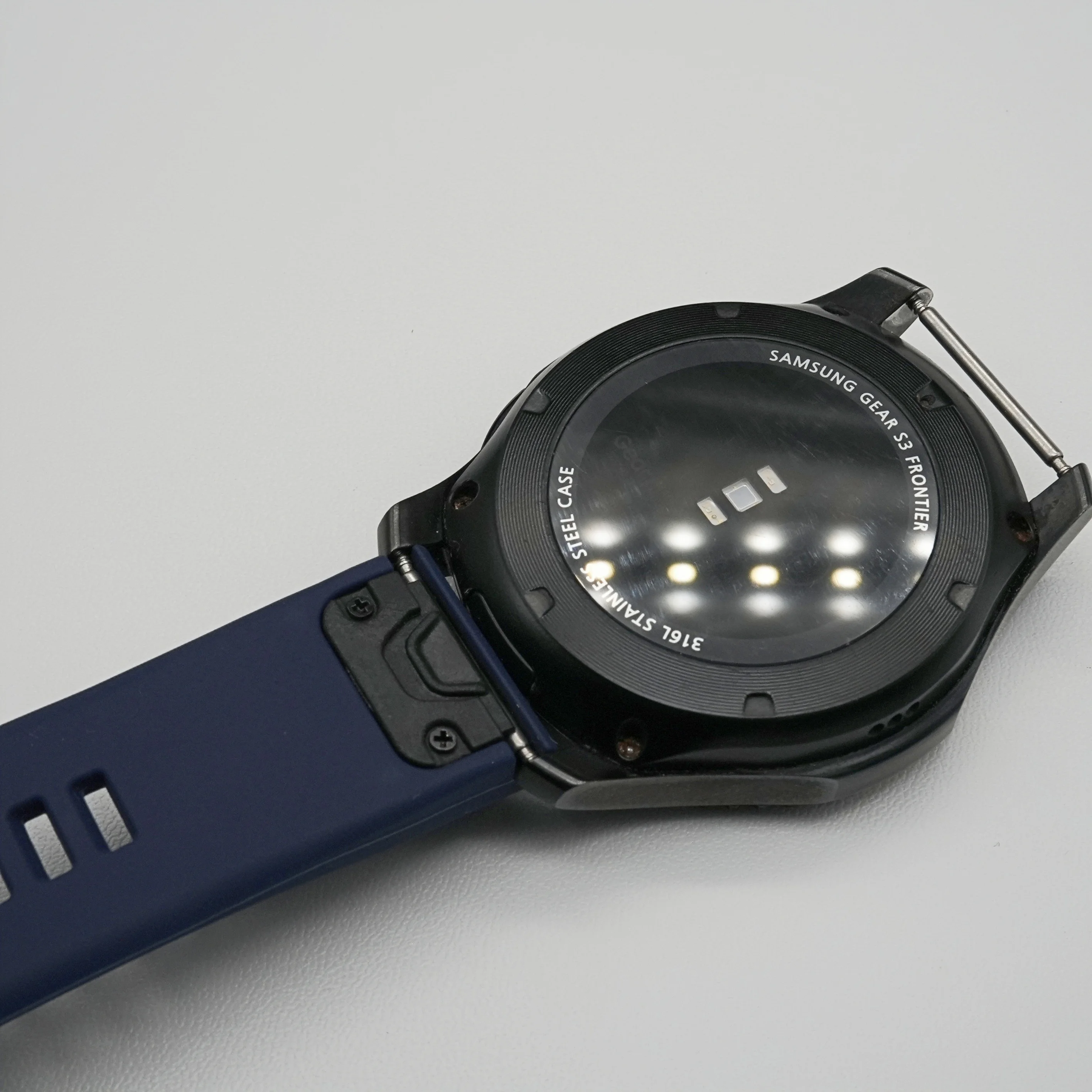 حزام السيليكون مناسب لـ Garmin 22 و26mm، بألوان غنية وأنماط مختلفة.