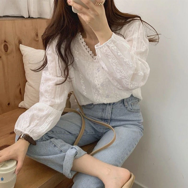 

Ele белая вышитая блузка с v-образным вырезом, весенняя модная кружевная лоскутная антивозрастная шикарная блузка для молодых женщин