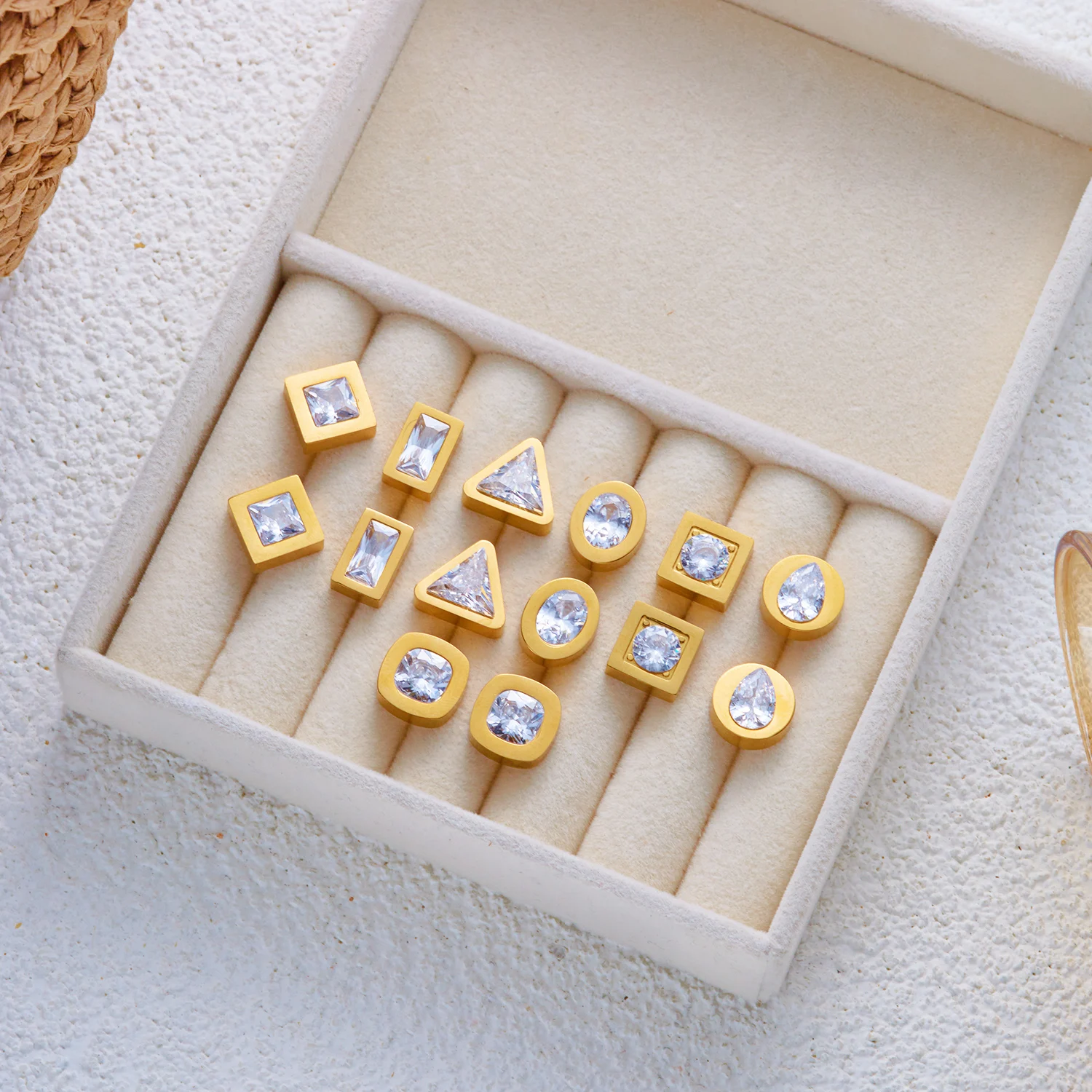Minimalistische Edelstahl Geometrische Kleine Ohrstecker für Frauen Vergoldete Quadratische Zirkonia-Ohrringe Täglicher Schmuck – Detail 5